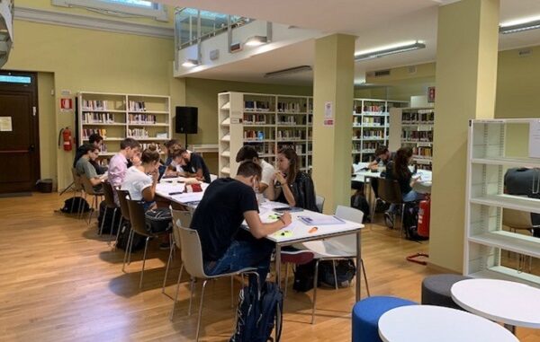 busto biblioteca caldo protesta
