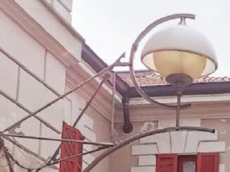 lampioni busto politica