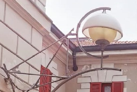 lampioni busto politica