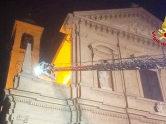 Saronno arrampicato chiesa addormentato