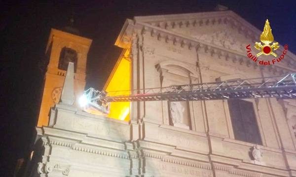 Saronno arrampicato chiesa addormentato