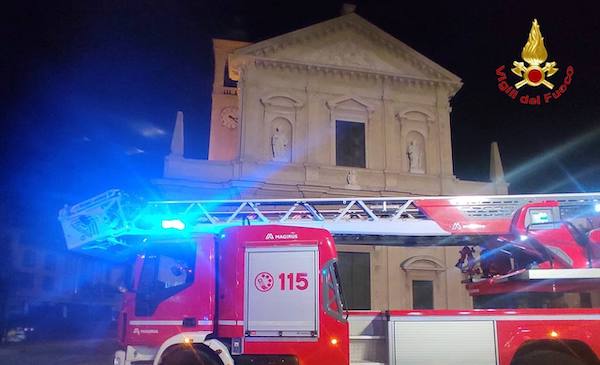Saronno arrampicato chiesa addormentato