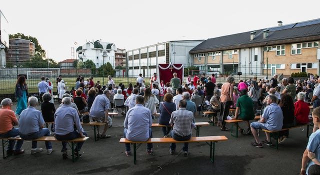 fotografia dei fedeli del Sacro Cuore di Castellanza che partecipano a una messa all'aperto
