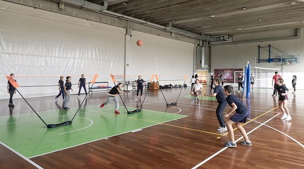 fotografia di un gruppo di ragazzi che giocano a pallavolo in palestra
