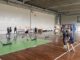 fotografia di un gruppo di ragazzi che giocano a pallavolo in palestra
