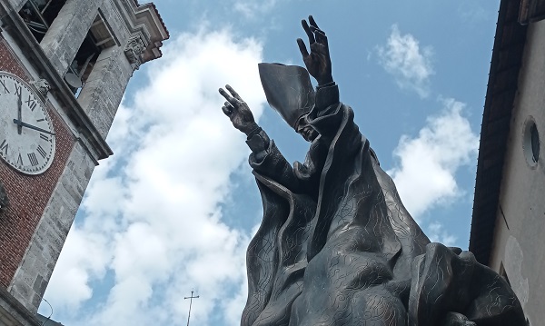 foto della statua di paolo VI al Sacro Monte di Varese