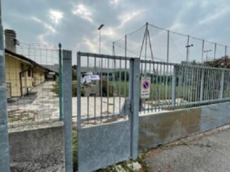 SAN VITTORE OLONA – Approvato a San Vittore Olona nel consiglio comunale di ieri, giovedì 27 luglio, il riequilibrio economico relativo al partenariato pubblico-privato (Ppp) degli impianti sportivi comunali. Un passaggio criticato dalla minoranza rappresentata dalla lista civica di centrodestra Per San vittore Olona Salmoiraghi Sindaco, che rimarca come «in sede consiliare abbiamo chiesto semplicemente se questo riequilibrio, con l’efficientamento energetico tramite il rifacimento delle centrali termiche delle strutture, non potesse essere fatto nel corso dei lavori e, ovviamente, ci è stato risposto che i tempi non erano funzionali a prendere questo tipo di decisione. «Ricordiamo – proseguono i consiglieri Paolo Salmoiraghi e Marco Zerboni – che nel 2019, da verbale comunale, l’amministrazione si era espressa dichiarando di voler annullare il contratto perché illegittimo, e solo dopo 6 mesi, previa richiesta di integrazioni come un qualsiasi progetto edilizio, era stato approvato il progetto esecutivo in data 13/11/2019. Ovviamente il contratto è sempre stato legittimo e regolare; ora, dopo quattro lunghi anni, l’amministrazione si è vista “costretta” a cambiare opinione sul Ppp e ad approvare i lavori di efficientamento energetico che noi avevamo fortemente caldeggiato ma che non sono mai stati presi in considerazione: come volontà politica, infatti, sempre in consiglio, ci veniva detto che non avrebbero messo un euro in più sul progetto». tit Per Salmoiraghi e Zerboni «questo tempo perso ha danneggiato le nostre associazioni sportive, che non hanno potuto utilizzare le strutture riqualificate per un ostruzionismo preconcetto del progetto e di tutto quello che era stato portato avanti dalla precedente amministrazione. Invece di litigare con il mondo potevano trovare soluzioni durante i lavori e non collaudando l’opera rendendo lo strumento della variante illegittimo. Il ritardo di questa amministrazione è assolutamente colpevole. «In consiglio siamo stati accusati di aver appostato una cifra non congrua anche per il rifacimento delle caldaie, quando hanno sempre saputo che il canone annuo stabilito a bando, 72.000 euro annui lievitati a 96.000 con i lavori di efficientemento energetico relativi al riequilibrio finanziario, derivava da calcoli basati sulle disponibilità dell’epoca, non sulla nostra volontà. Noi, se ci fossero state le possibilità, avremmo investito più risorse di quelle poi messe a gara. Ricordiamo che nel 2018 si arrivava da 8 lunghi anni di bilanci che dovevano sottostare al “Patto di Stabilità” con risorse ridotte al lumicino, non come oggi quando, fra sovvenzioni statali, regionali, Covid e Pnrr, il Comune di San Vittore Olona ha ricevuto o riceverà una cifra vicina ai 2,5 milioni di euro negli ultimi due anni». tit Per quattro anni i consiglieri di minoranza ricordano di aver «lottato affinché si concretizzasse per il beneficio della collettività un progetto a cui tenevamo tanto, e oggi ci viene detto in commissione permanente dal sindaco “raggiungere gli obiettivi e buonanotte”. Questa superficialità, questa visione mai a favore della collettività ci spiace, non la accettiamo. Oggi noi rivendichiamo l’utilità di quanto avevamo approvato e infatti abbiamo votato a favore del riequilibrio economico. Si tratta – concludono Paolo Salmoiraghi e Marco Zerboni – di provvedimenti che noi avremmo approvato fin dall’inizio e che si potevano affrontare almeno due anni fa, risparmiando spese legali derivanti da ricorsi vari, ma soprattutto rendendo alle nostre associazioni le strutture dove svolgere le proprie attività che sono sportive ma anche educative e sociali, oltre che di inclusione e aggregazione». https://www.malpensa24.it/la-gestione-dei-campi-sportivi-comunali-al-centro-del-consiglio-di-san-vittore-olona/ #sanvittoreolona campisportivi centrodestra