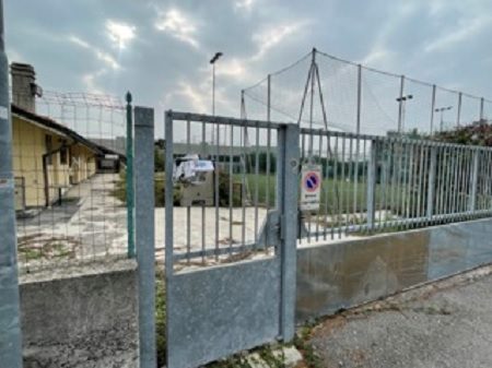SAN VITTORE OLONA – Approvato a San Vittore Olona nel consiglio comunale di ieri, giovedì 27 luglio, il riequilibrio economico relativo al partenariato pubblico-privato (Ppp) degli impianti sportivi comunali. Un passaggio criticato dalla minoranza rappresentata dalla lista civica di centrodestra Per San vittore Olona Salmoiraghi Sindaco, che rimarca come «in sede consiliare abbiamo chiesto semplicemente se questo riequilibrio, con l’efficientamento energetico tramite il rifacimento delle centrali termiche delle strutture, non potesse essere fatto nel corso dei lavori e, ovviamente, ci è stato risposto che i tempi non erano funzionali a prendere questo tipo di decisione. «Ricordiamo – proseguono i consiglieri Paolo Salmoiraghi e Marco Zerboni – che nel 2019, da verbale comunale, l’amministrazione si era espressa dichiarando di voler annullare il contratto perché illegittimo, e solo dopo 6 mesi, previa richiesta di integrazioni come un qualsiasi progetto edilizio, era stato approvato il progetto esecutivo in data 13/11/2019. Ovviamente il contratto è sempre stato legittimo e regolare; ora, dopo quattro lunghi anni, l’amministrazione si è vista “costretta” a cambiare opinione sul Ppp e ad approvare i lavori di efficientamento energetico che noi avevamo fortemente caldeggiato ma che non sono mai stati presi in considerazione: come volontà politica, infatti, sempre in consiglio, ci veniva detto che non avrebbero messo un euro in più sul progetto». tit Per Salmoiraghi e Zerboni «questo tempo perso ha danneggiato le nostre associazioni sportive, che non hanno potuto utilizzare le strutture riqualificate per un ostruzionismo preconcetto del progetto e di tutto quello che era stato portato avanti dalla precedente amministrazione. Invece di litigare con il mondo potevano trovare soluzioni durante i lavori e non collaudando l’opera rendendo lo strumento della variante illegittimo. Il ritardo di questa amministrazione è assolutamente colpevole. «In consiglio siamo stati accusati di aver appostato una cifra non congrua anche per il rifacimento delle caldaie, quando hanno sempre saputo che il canone annuo stabilito a bando, 72.000 euro annui lievitati a 96.000 con i lavori di efficientemento energetico relativi al riequilibrio finanziario, derivava da calcoli basati sulle disponibilità dell’epoca, non sulla nostra volontà. Noi, se ci fossero state le possibilità, avremmo investito più risorse di quelle poi messe a gara. Ricordiamo che nel 2018 si arrivava da 8 lunghi anni di bilanci che dovevano sottostare al “Patto di Stabilità” con risorse ridotte al lumicino, non come oggi quando, fra sovvenzioni statali, regionali, Covid e Pnrr, il Comune di San Vittore Olona ha ricevuto o riceverà una cifra vicina ai 2,5 milioni di euro negli ultimi due anni». tit Per quattro anni i consiglieri di minoranza ricordano di aver «lottato affinché si concretizzasse per il beneficio della collettività un progetto a cui tenevamo tanto, e oggi ci viene detto in commissione permanente dal sindaco “raggiungere gli obiettivi e buonanotte”. Questa superficialità, questa visione mai a favore della collettività ci spiace, non la accettiamo. Oggi noi rivendichiamo l’utilità di quanto avevamo approvato e infatti abbiamo votato a favore del riequilibrio economico. Si tratta – concludono Paolo Salmoiraghi e Marco Zerboni – di provvedimenti che noi avremmo approvato fin dall’inizio e che si potevano affrontare almeno due anni fa, risparmiando spese legali derivanti da ricorsi vari, ma soprattutto rendendo alle nostre associazioni le strutture dove svolgere le proprie attività che sono sportive ma anche educative e sociali, oltre che di inclusione e aggregazione». https://www.malpensa24.it/la-gestione-dei-campi-sportivi-comunali-al-centro-del-consiglio-di-san-vittore-olona/ #sanvittoreolona campisportivi centrodestra