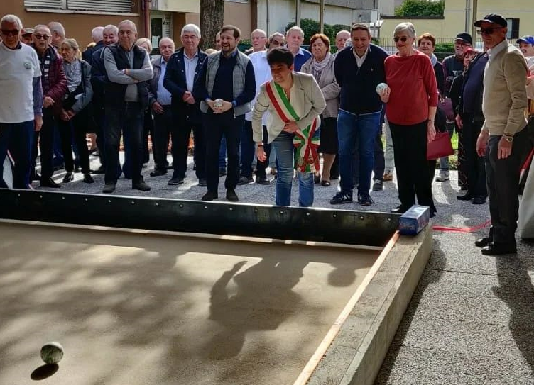 Lonate inaugura il nuovo campo da bocce. Rosa «Sarà un ponte fra