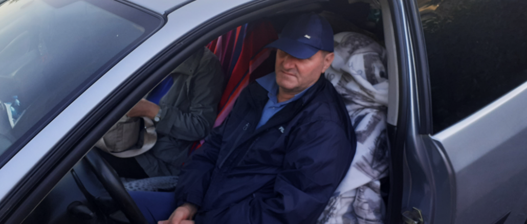 busto coppia dorme auto