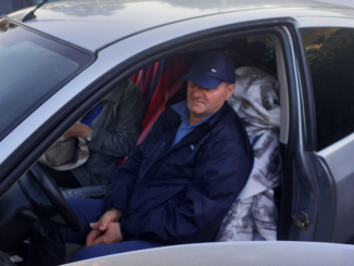busto coppia dorme auto