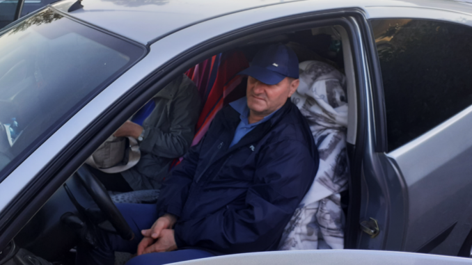 busto coppia dorme auto