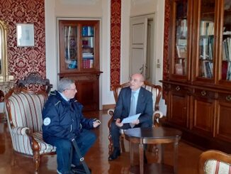 fotografia del Commendatore Giovanni Romeo e del prefetto Pasquariello che parlano in un ufficio