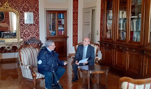 fotografia del Commendatore Giovanni Romeo e del prefetto Pasquariello che parlano in un ufficio