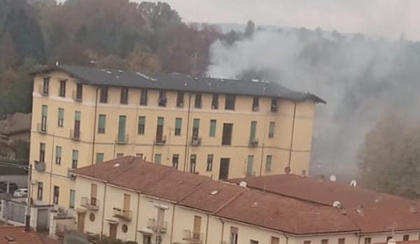 Somma lombardo incendio palazzo