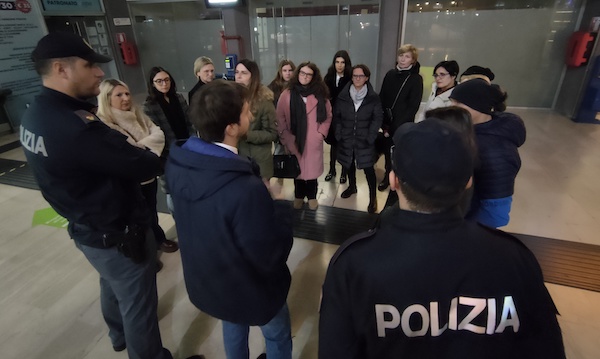 Gallarate stazione donne violenza
