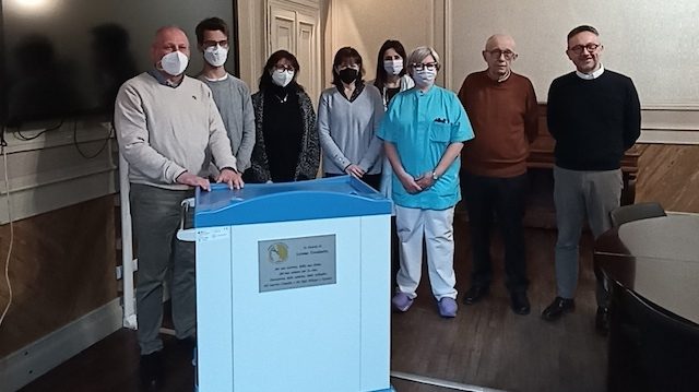 Fotografia di otto persone al day hospital di varese con un carrello polifunzionale per l'oncologia