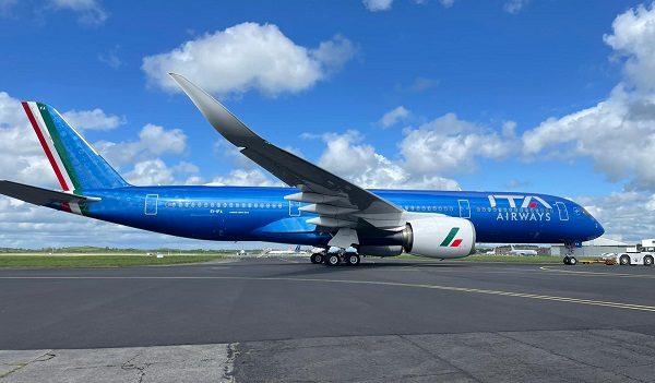 immagine di un aereo azzurro di ita airways su una pista