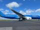 immagine di un aereo azzurro di ita airways su una pista