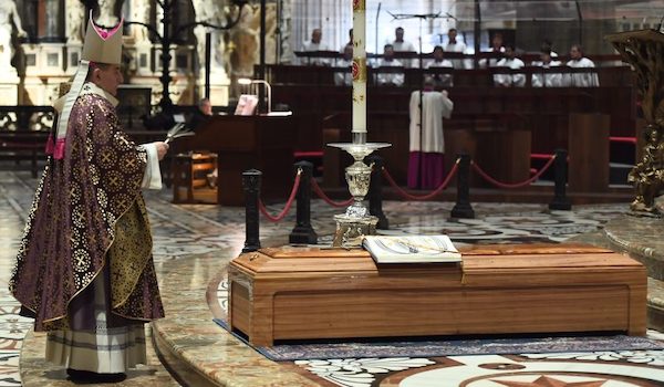 Varese funerali monsignor stucchi