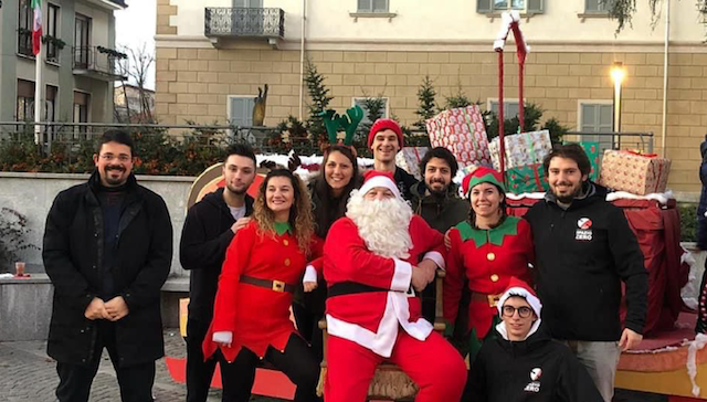 fotografia di un gruppo di ragazzi con babbo natale davanti al comune di Gorla Maggiore