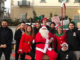 fotografia di un gruppo di ragazzi con babbo natale davanti al comune di Gorla Maggiore