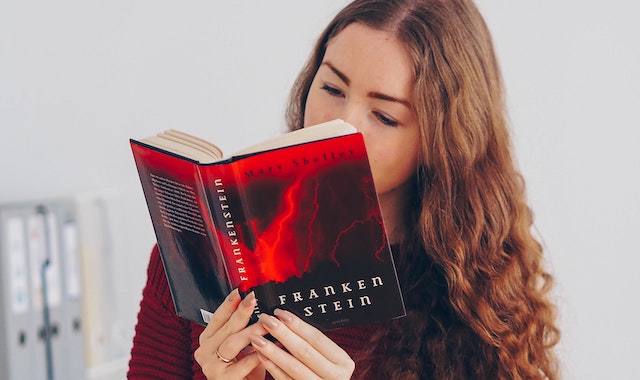 Fotografia di una ragazza che legge il libro "Frankenstein"
