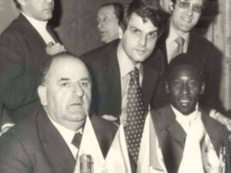 Nella foto il presidente delal Pro Patria Mancini a cena insieme a Pelè e la squadra