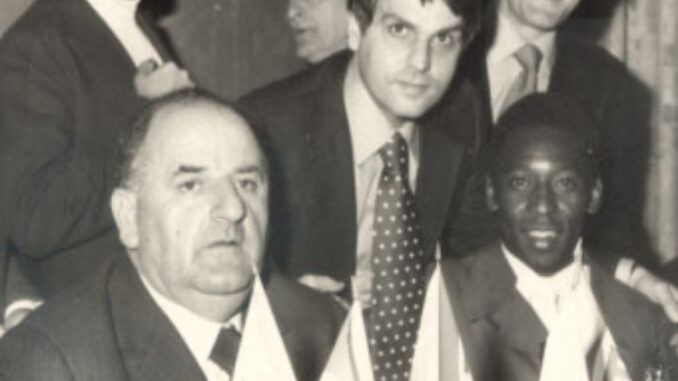 Nella foto il presidente delal Pro Patria Mancini a cena insieme a Pelè e la squadra
