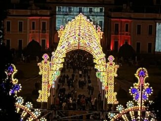 Fotografia di Palazzo Estense a Varese di sera illuminato con le luminarie di Natale