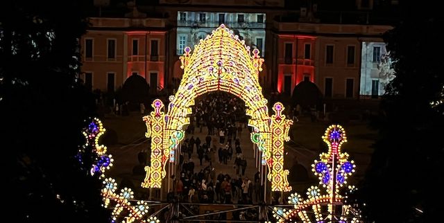 Fotografia di Palazzo Estense a Varese di sera illuminato con le luminarie di Natale