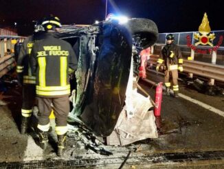 L'auto ribaltata nell'incidente avvenuto in tangenziale a vedano
