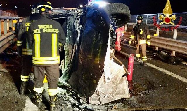 L'auto ribaltata nell'incidente avvenuto in tangenziale a vedano