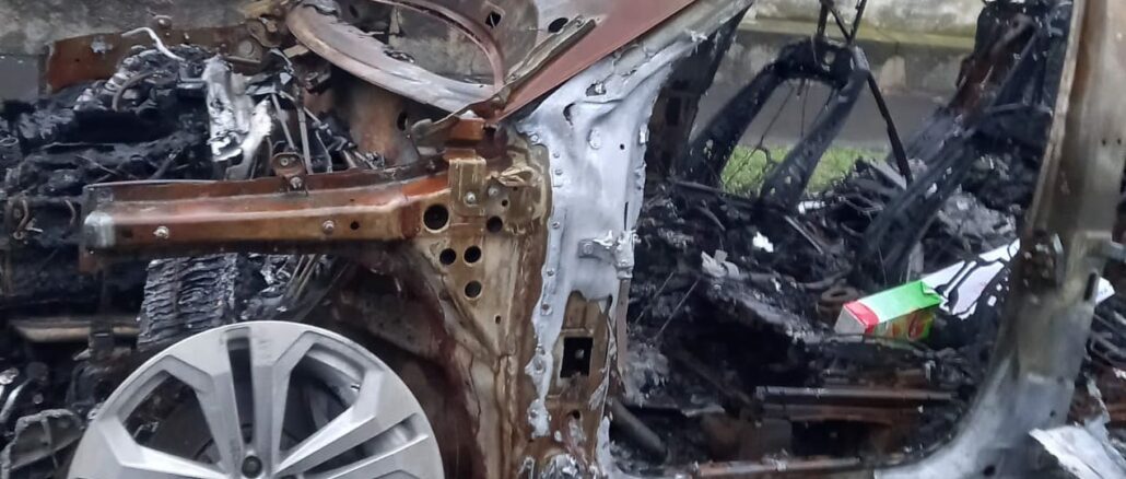 Cardano auto bruciata Colombo