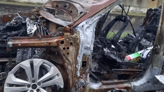 Cardano auto bruciata Colombo