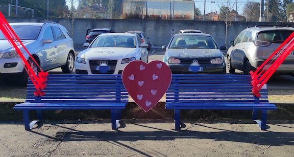Albizzate panchine san valentino