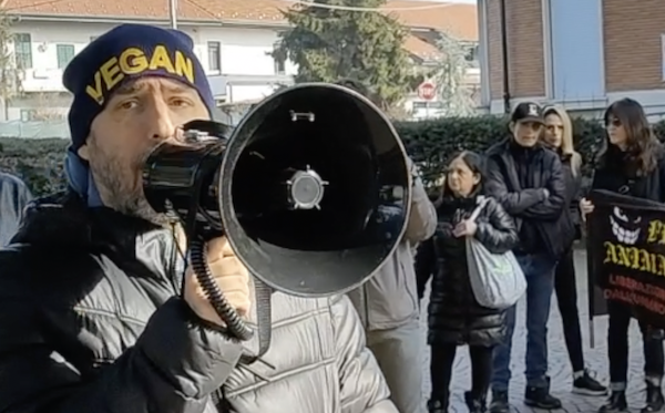 Samarate protesta animalisti municipio