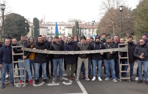 protesta Vigili del fuoco Varese