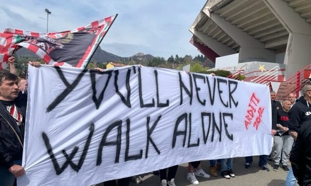 Pallacanestro Varese abbraccio tifosi
