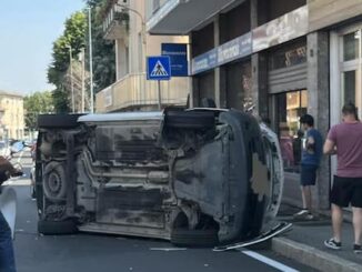 Cassano magnago ribaltamento auto