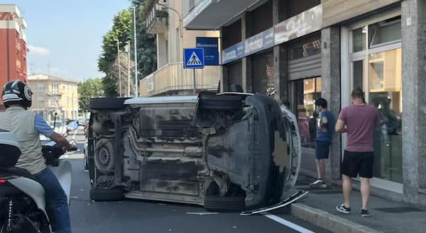 Cassano magnago ribaltamento auto
