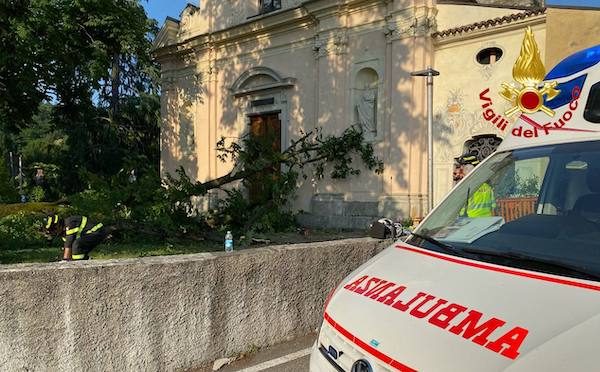 Luino oratorio cade ramo