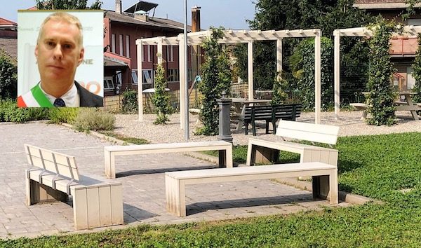 Casorate panchine spostate sindaco