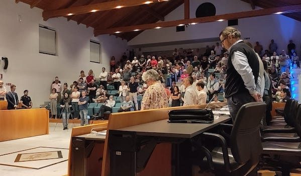 Gallarate contestazione Silvio Berlusconi
