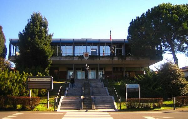 Cardano municipio portico