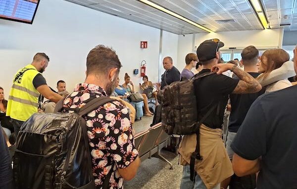 Malpensa ritardi eruzione etna
