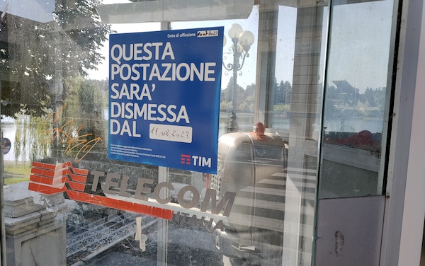 Gallarate cabina telefonica rimozione