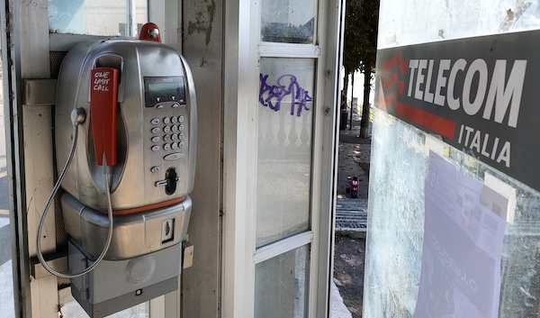 Gallarate cabina telefonica rimozione