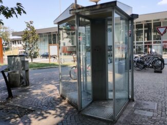 Gallarate cabina telefonica rimozione