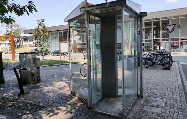 Gallarate cabina telefonica rimozione